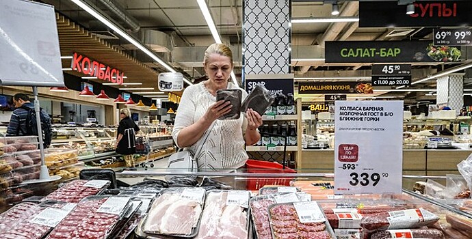 Экономист объяснил, почему россияне покупают еду в кредит
