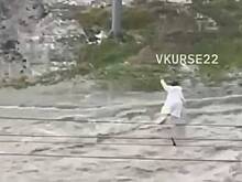 Девушку смыло с улицы мощным потоком воды после ливня в Барнауле (видео)