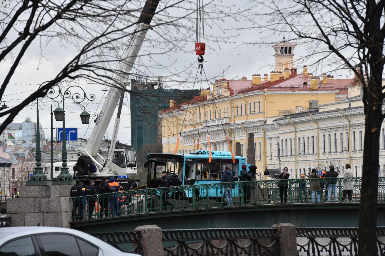 Бастрыкин поручил наградить тех, кто спасал людей из упавшего автобуса в Петербурге