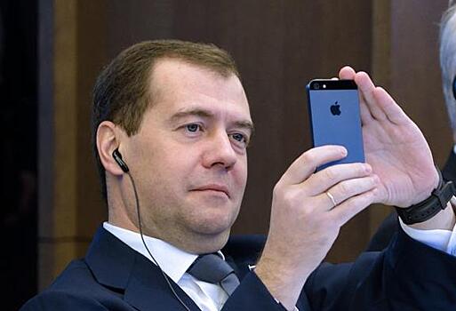 "С глаз долой", Дмитрий Медведев отписался от официального аккаунта правительства после отставки с поста премьера