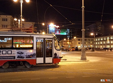 В центре Екатеринбурга оборвавшийся провод парализовал движение трамваев