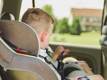 Со скольки лет ребенок может ездить в машине без кресла: разбираем правила