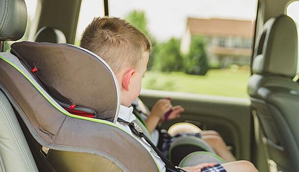 Со скольки лет ребенок может ездить в машине без кресла: разбираем правила