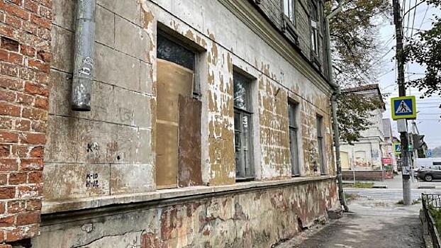 Сколько аварийных домов в Новгородской области расселят до 2027 года