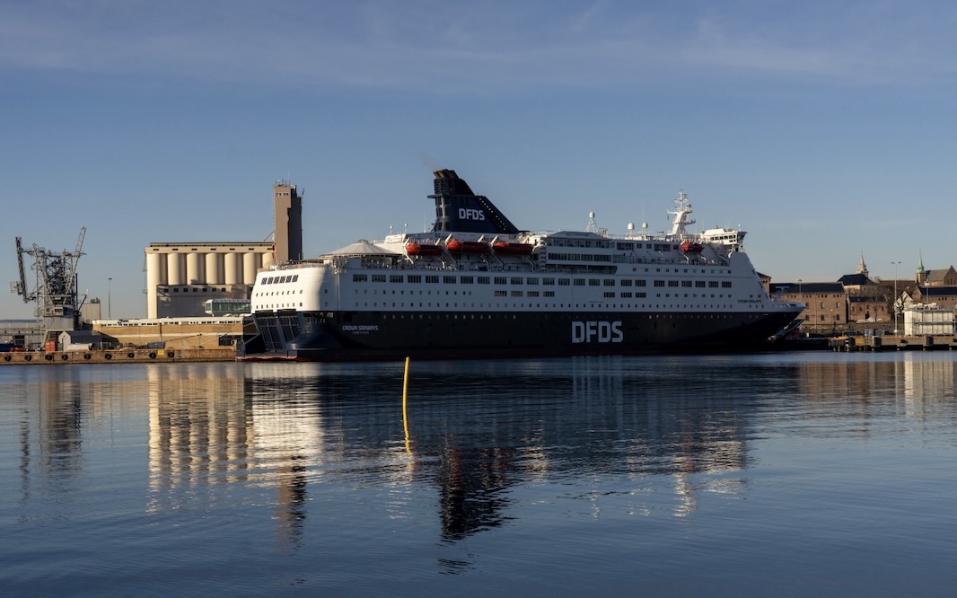 Na trajektu v Veliko Britanijo otrokom namesto Formule 1 predvajali pornografski film