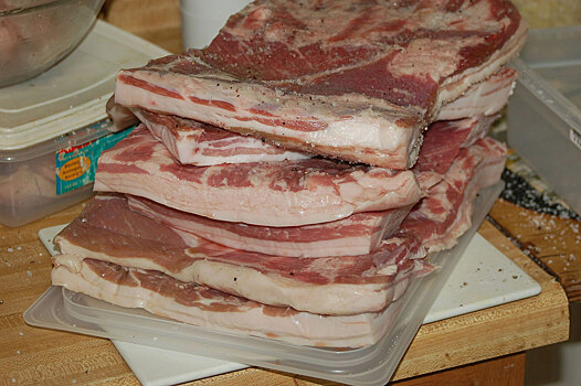 Мужчина подавился салом и умер у станции метро в Киеве