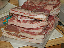 Мужчина подавился салом и умер у станции метро в Киеве