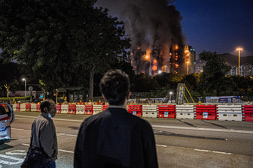 Очевидцы во время пожара в высотном жилом комплексе "Ван Фук Корт"