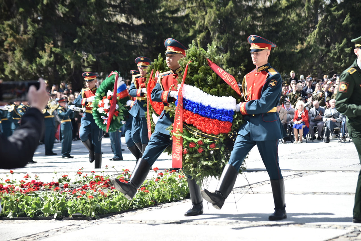 Командование общевойскового объединения ЦВО приняло участие в торжественном возложении цветов к Вечному огню у монумента Славы в Новосибирске