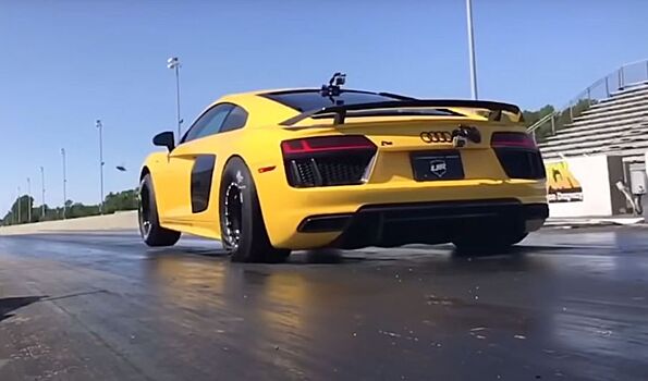 Посмотрите, как 3000-сильный Audi R8 делает вилли во время дрэг-заезда