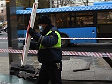 Автомобиль протаранил остановку с людьми в Москве