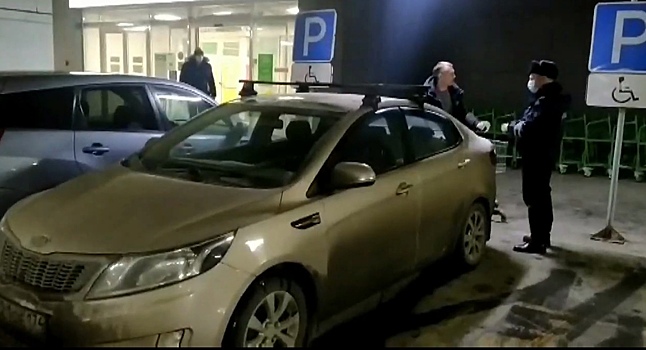 Водители Челябинска продолжают занимать места для инвалидов