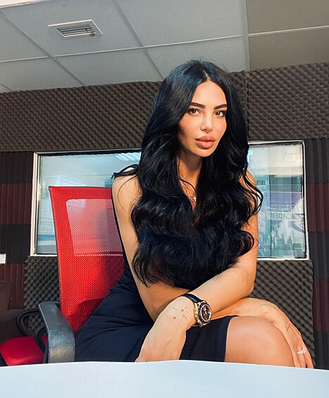 Но не забывает показывать поклонникам свои пикантные фото.