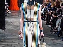 Показ Loewe: глубокие изумрудные оттенки, минималистичные образы и аксессуары в стиле бохо