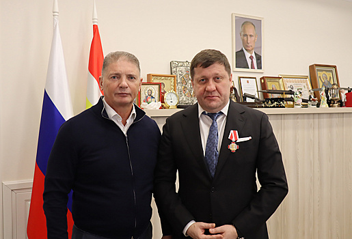 В Курской области вручили медаль начальнику управления ФМБА РФ Михаилу Ратманову