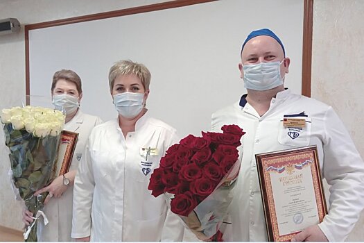 Главврач зеленоградской больницы вручила почетные грамоты сотрудникам учреждения