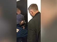 Видео: спасатели взломали дверь в квартиру с запертой на балконе женщиной