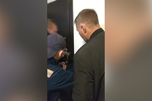 Видео: спасатели взломали дверь в квартиру с запертой на балконе женщиной
