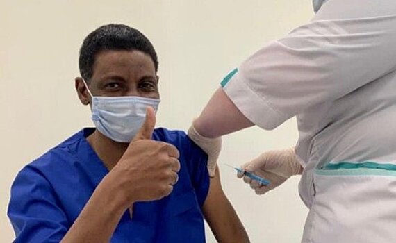 Работающий в Челнах хирург из Судана привился вакциной "Спутник V"