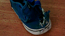 У бедного маленького мальчика разваливались ботинки, когда он пришел в магазин за новой парой обуви. Но он никогда не думал, что продавец будет с ним обращаться подобным образом!