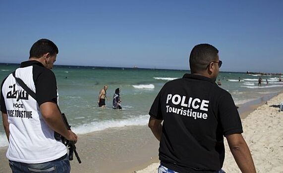 В Тунисе неизвестный напал с ножом на полицейских