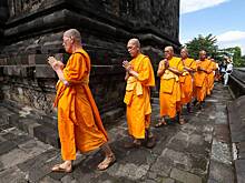 Монахи годами спали с одной женщиной и отдали ей сотни миллионов