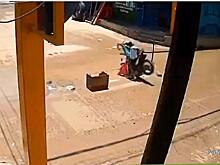 Мотоциклисты утопили байк в рытвине на дороге