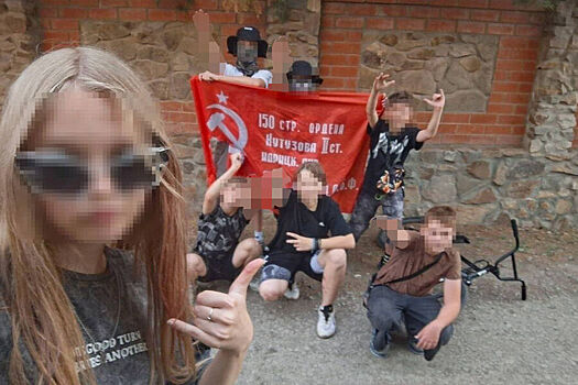 Дети ради хайпа в соцсетях показали нацистское приветствие на фоне знамени Победы