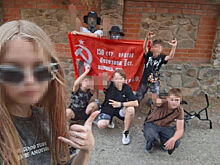 В Волгодонске дети показали нацистское приветствие возле знамени Победы