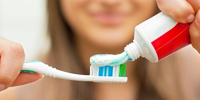 Стоматолог посоветовала не чистить зубы сразу после приема кислых фруктов