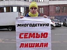 В Зеленодольске выселяют на улицу мать с тремя детьми