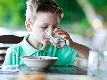 Можно ли на самом деле пить воду во время еды