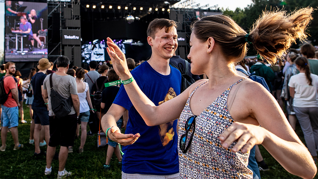 Иностранные артисты и шоукейс Заря на Пикнике Афиши