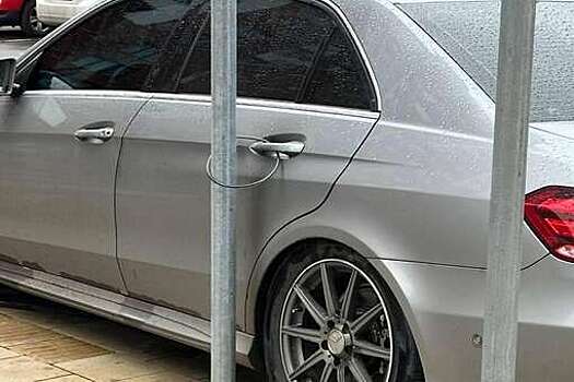 Москвич «привязал» автомобиль к столбу из-за страха эвакуатора