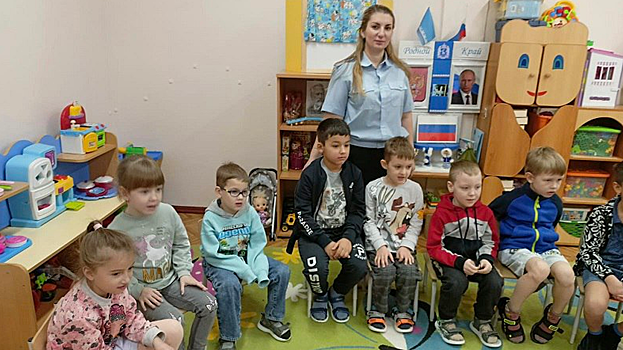 Полицейские Ноябрьска напомнили дошкольникам о правилах дорожного движения. ФОТО