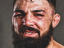Боец UFC нокаутировал незнакомца на улице