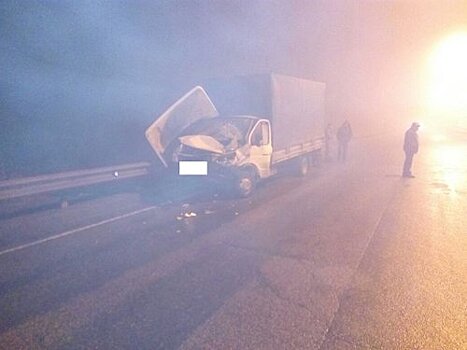 Около тридцати машин столкнулись на шоссе в Ставрополе из-за тумана и гололеда