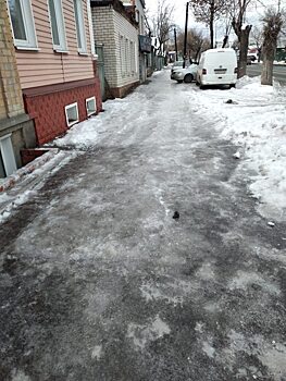 Жители Саратова вынуждены вести детей по проезжей части из-за гололеда на Вольской