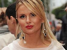 Семенович скрывает живот на фото