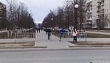 «Сказочные …»: нижегородцы недоумевают, зачем на пешеходной дорожке появился забор
