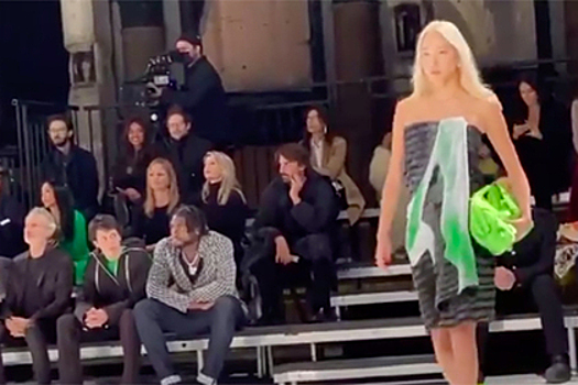 Модель прошлась по подиуму в банном полотенце вместо платья