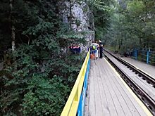 В Краснодарском крае во время экскурсии по Гуамскому ущелью со скалы сорвался 13-летний школьник