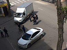 На Уралмаше велосипедист ехал по дороге в наушниках и врезался в ГАЗель