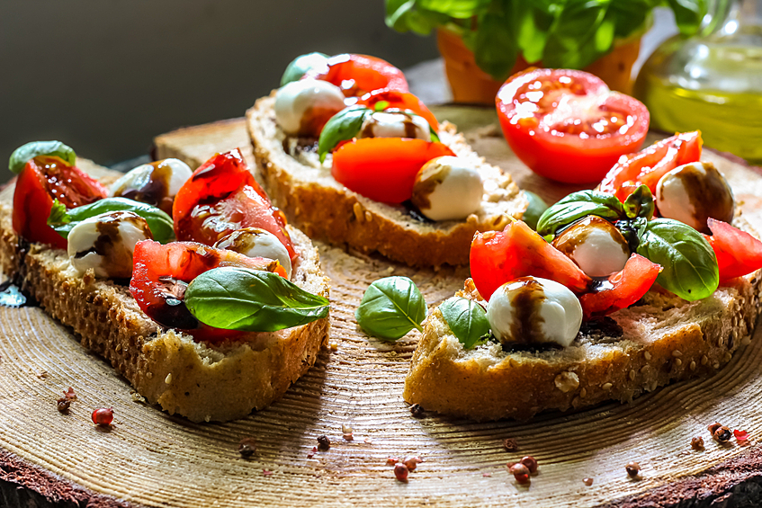 Брускетта – это небольшая закуска из хрустящего хлеба, на который можно выложить порезанные помидоры, печенные грибы, слабосоленый лосось и клубнику с сыром горгондзола. Само наличие хлеба в составе такой закуски делает блюдо сытным (и бюджетным).