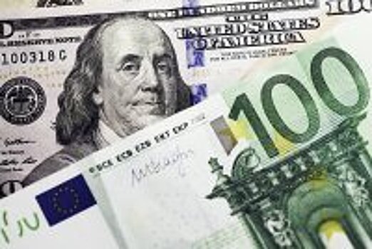 Биржевой курс доллара опустился ниже 57 рублей впервые с середины июня
