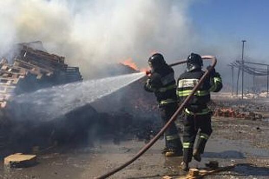 В Краснодаре потушили пожар вблизи складов с деревянными поддонами