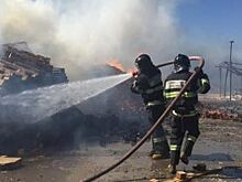 В Краснодаре потушили пожар вблизи складов с деревянными поддонами