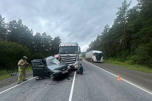 На Урале на трассе М5 внедорожник угодил под фуру при неудачном развороте