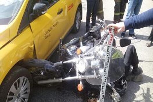 В центре Перми автомобиль сбил мотоциклиста
