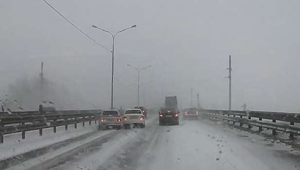 Момент массового ДТП с участием более 30 автомобилей в Ленобласти попал на видео